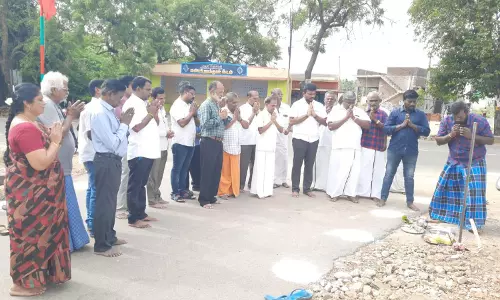 தார்-காங்கிரீட் சாலைகள் அமைக்கும் பணி