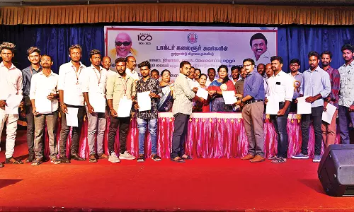 பெரியகுளம் அருகே தனியார் வேலை வாய்ப்பு முகாமில் 317 பேருக்கு பணி நியமன ஆணை - கலெக்டர் ஷஜீவனா வழங்கினார்