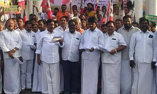 ஏமாற்று அரசியலை தி.மு.க.வும், காங்கிரசும் செய்கிறது