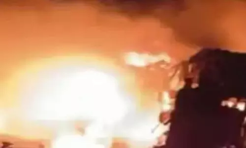 பாகிஸ்தானில் லாரி மீது மோதி பஸ் தீப்பிடித்தது- 16 பேர் பலி