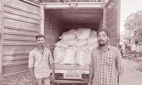 எம்.ஜி.ஆர். நகரில் வேனில் ரேசன் அரிசி கடத்திய 2 பேர் கைது