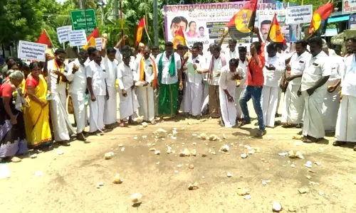 தே.மு.தி.க சார்பில் தேங்காய் உடைக்கும் போராட்டம்