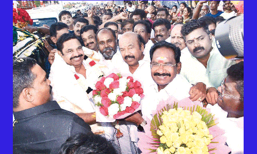 மதுரை வந்த எடப்பாடி பழனிசாமிக்கு பூரண கும்பத்துடன் உற்சாக வரவேற்பு