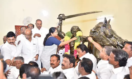 பாளையில் ஒண்டிவீரன் சிலைக்கு அரசு சார்பில் கனிமொழி எம்.பி. மரியாதை