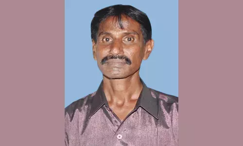 கோவில் திருவிழாவில் பக்தர்கள் கூட்டத்துக்குள் கார் புகுந்தது: புகைப்பட கலைஞர் பலி