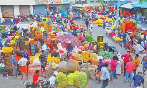 ஓணம் பண்டிகையையொட்டி தோவாளை பூ மார்க்கெட்டில் குவிந்த வியாபாரிகள்