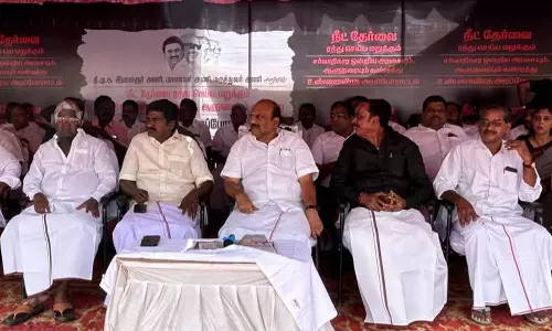 காஞ்சிபுரம், திருவள்ளூரில் தி.மு.க.வினர் உண்ணாவிரதம்: அமைச்சர் தொடங்கி வைத்தார்