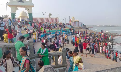 விடுமுறை தினமான இன்று கன்னியாகுமரியில் குவிந்த சுற்றுலா பயணிகள்