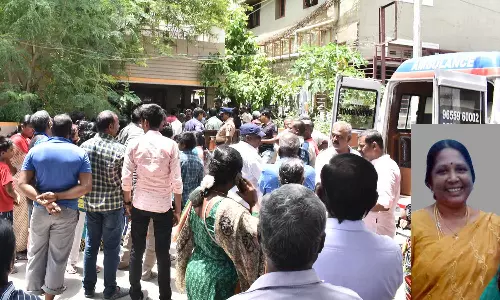 ஈரோட்டில் அரசு பள்ளி ஆசிரியை கத்தியால் குத்தி படுகொலை- போலீசார் தீவிர விசாரணை