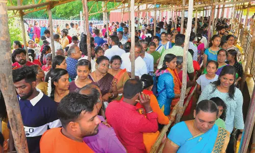 நாகராஜா கோவிலில் இன்று பக்தர்கள் கூட்டம் அலைமோதியது