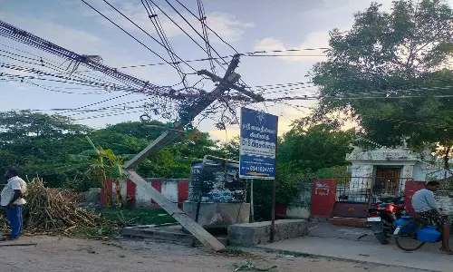 மேல்மலையனூர் அருகே லாரி மோதி மின்கம்பம் முறிந்தது