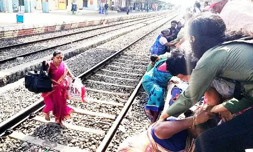 ரெயில் நிலையத்தில் சரியான அறிவிப்பு இல்லாமல் பிளாட்பாரத்திற்கு வரும் ரெயில்கள்