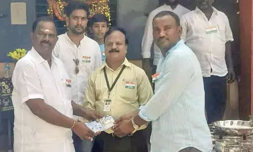 முதல் மாத ஊதியத்தை வழங்கிய தி.மு.க. கவுன்சிலர்