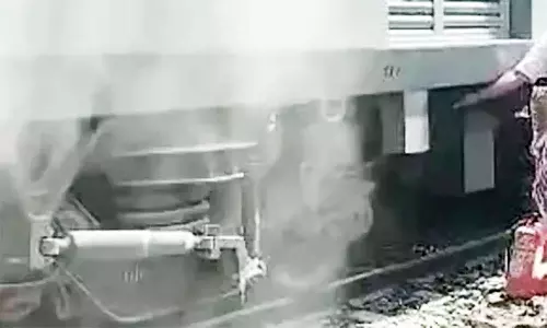 அபாய சங்கிலியை பிடித்து இழுத்து ரெயிலை நிறுத்திய பயணிகள்