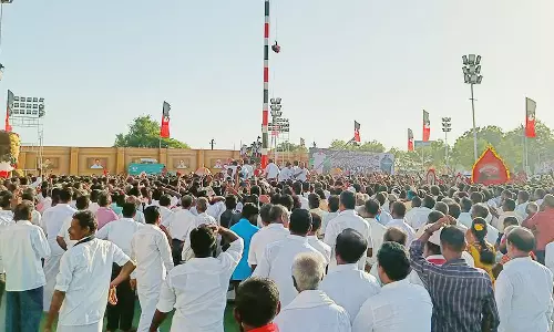 தமிழர் பாரம்பரிய உடையில் அ.தி.மு.க. கரை வேட்டியுடன் கெத்து காட்டிய தொண்டர்கள்