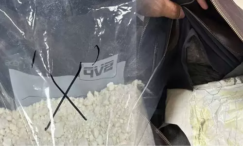 மும்பை விமான நிலையத்தில் ரூ.15 கோடி மதிப்புள்ள போதை பொருள் பறிமுதல்