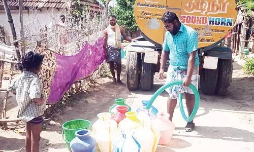 டேங்கர் லாரி மூலம் பொதுமக்களுக்கு தண்ணீர் வினியோகம்