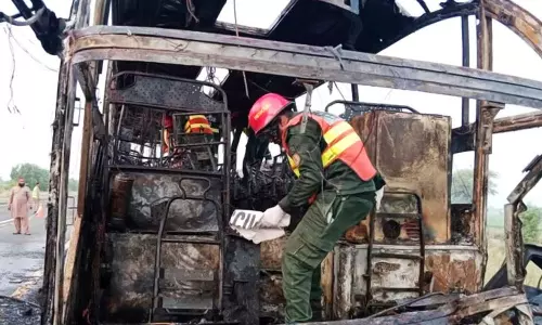 பாகிஸ்தானில் பயங்கர விபத்து: பயணிகள் பேருந்து டீசல் லாரி மீது மோதியதில் 16 பேர் உயிரிழப்பு