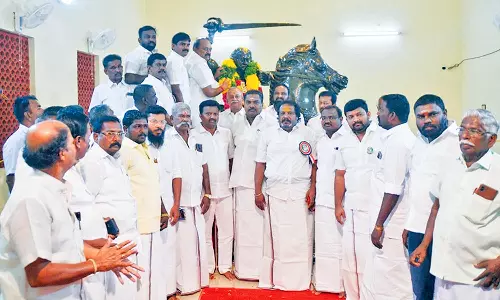 இன்று நினைவு தினத்தையொட்டி நெல்லையில் ஒண்டிவீரன் சிலைக்கு அ.தி.மு.க.வினர் மரியாதை