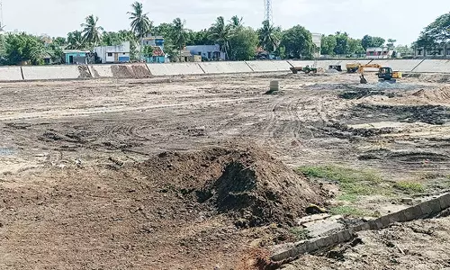 வடக்குகுளத்தில் சுற்றுச்சுவர் அமைக்கும் பணியை விரைந்து முடிக்க வேண்டும்
