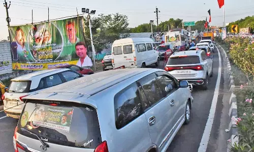 மதுரை ரிங் ரோட்டில் 5 கி.மீ. தூரத்துக்கு அணிவகுத்த வாகனங்கள்