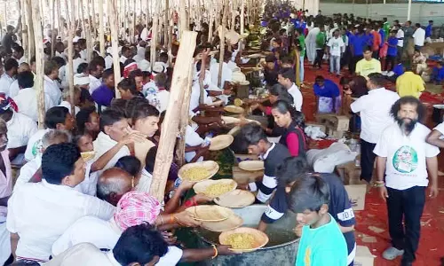 மாநாட்டு திடலில் சுடச்சுட உணவு... தொண்டர்கள் மகிழ்ச்சி