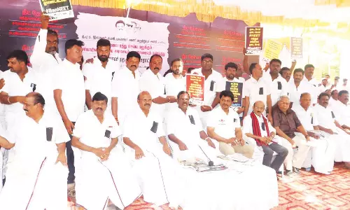 தருமபுரியில்  தி.மு.க. சார்பில் உண்ணாவிரத போராட்டம்