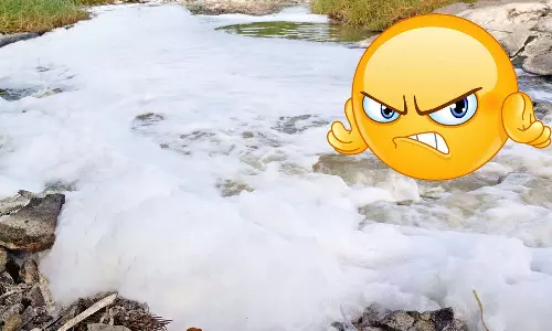 சாயக்கழிவு நீர் கலப்பதால் நிறம் மாறிய நொய்யல் ஆறு