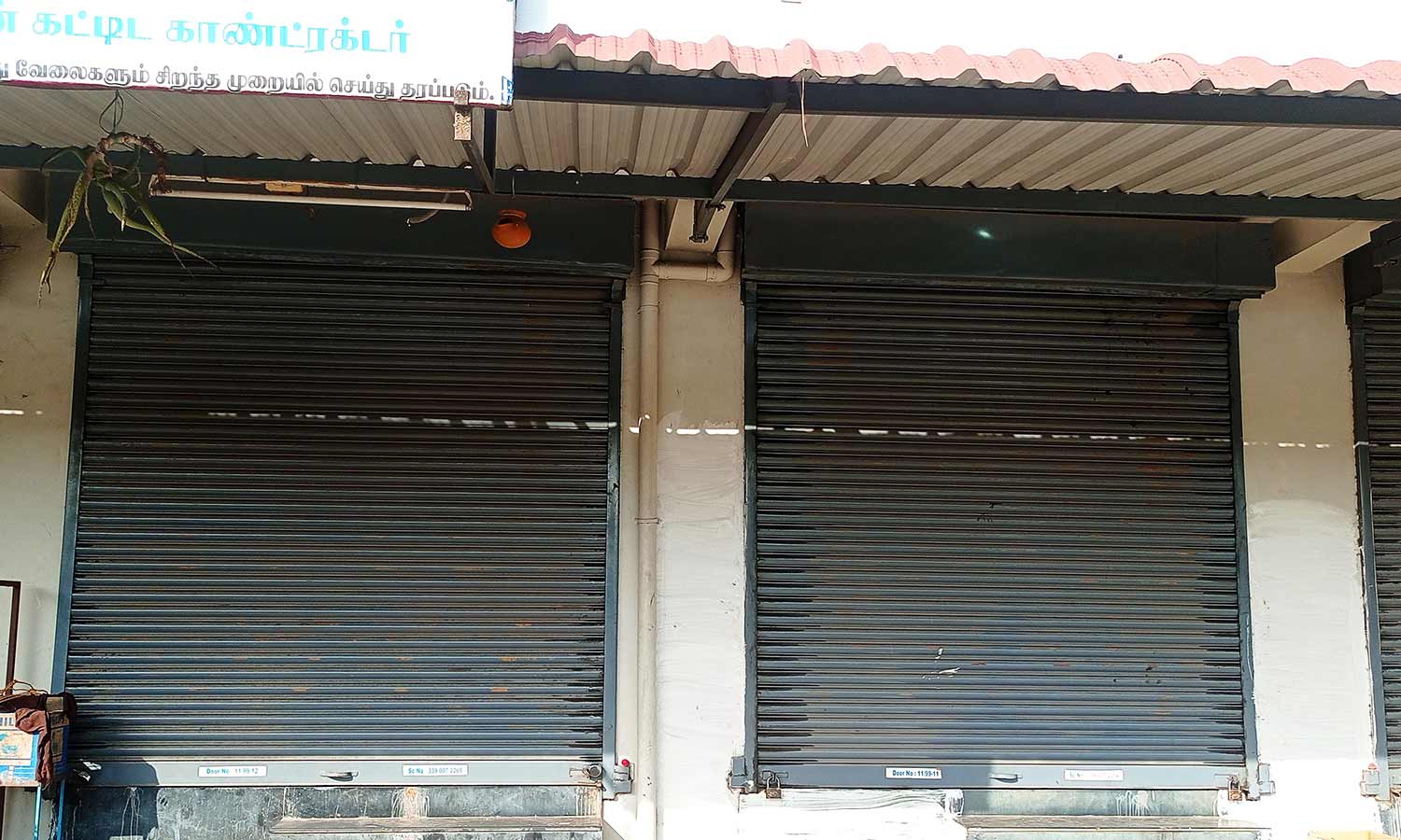 அந்தியூர் பகுதியில் அடுத்தடுத்து 6 கடைகளின் பூட்டை உடைத்து பணம் கொள்ளை