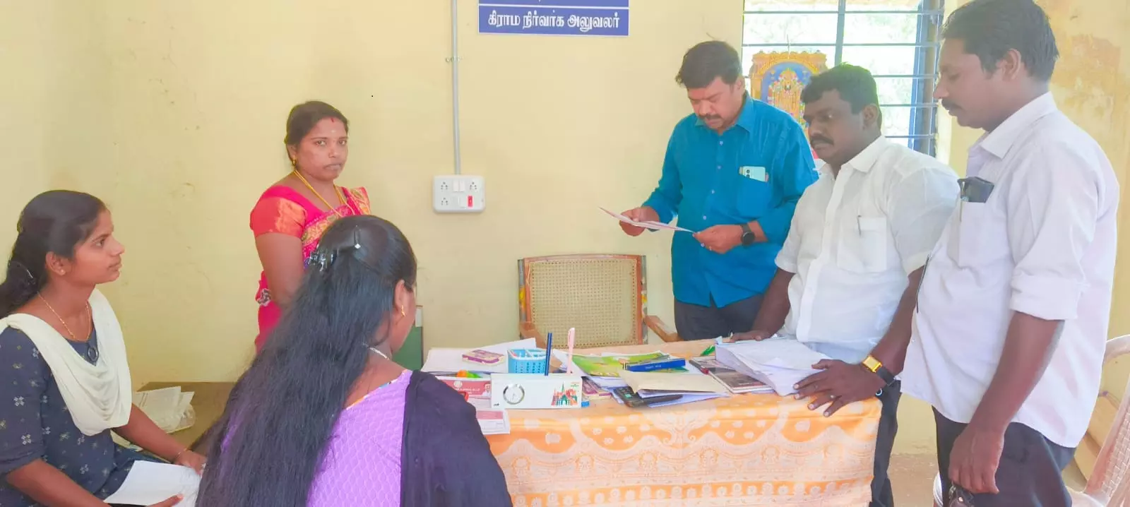 கந்தர்வகோட்டை தாசில்தார் திடீர் ஆய்வு கந்தர்வகோட்டை தாசில்தார் திடீர் ஆய்வு