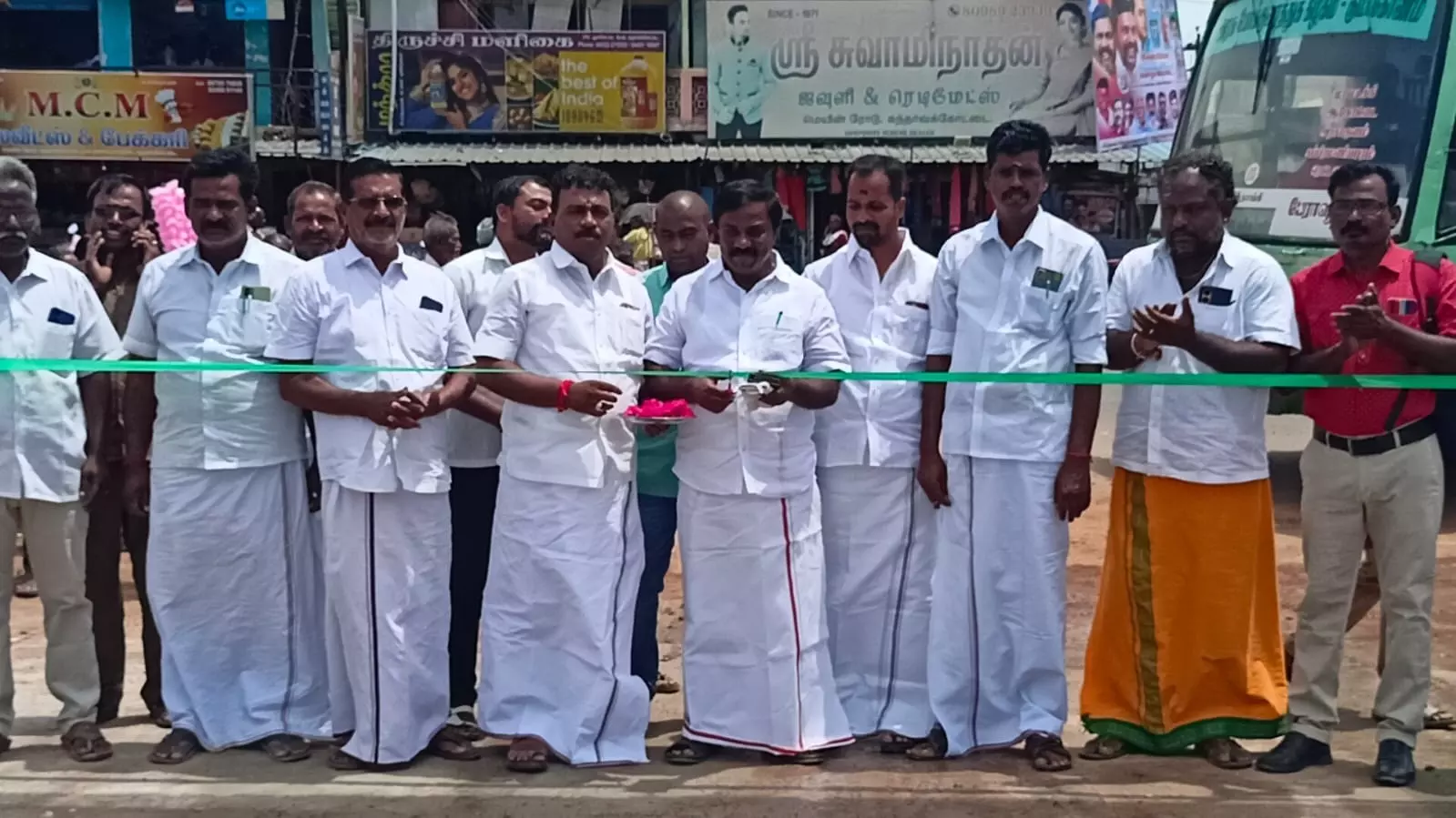 கந்தர்வகோட்டை பேருந்து நிலைய தரைதளம் திறப்பு கந்தர்வகோட்டை பேருந்து நிலைய தரைதளம் திறப்பு