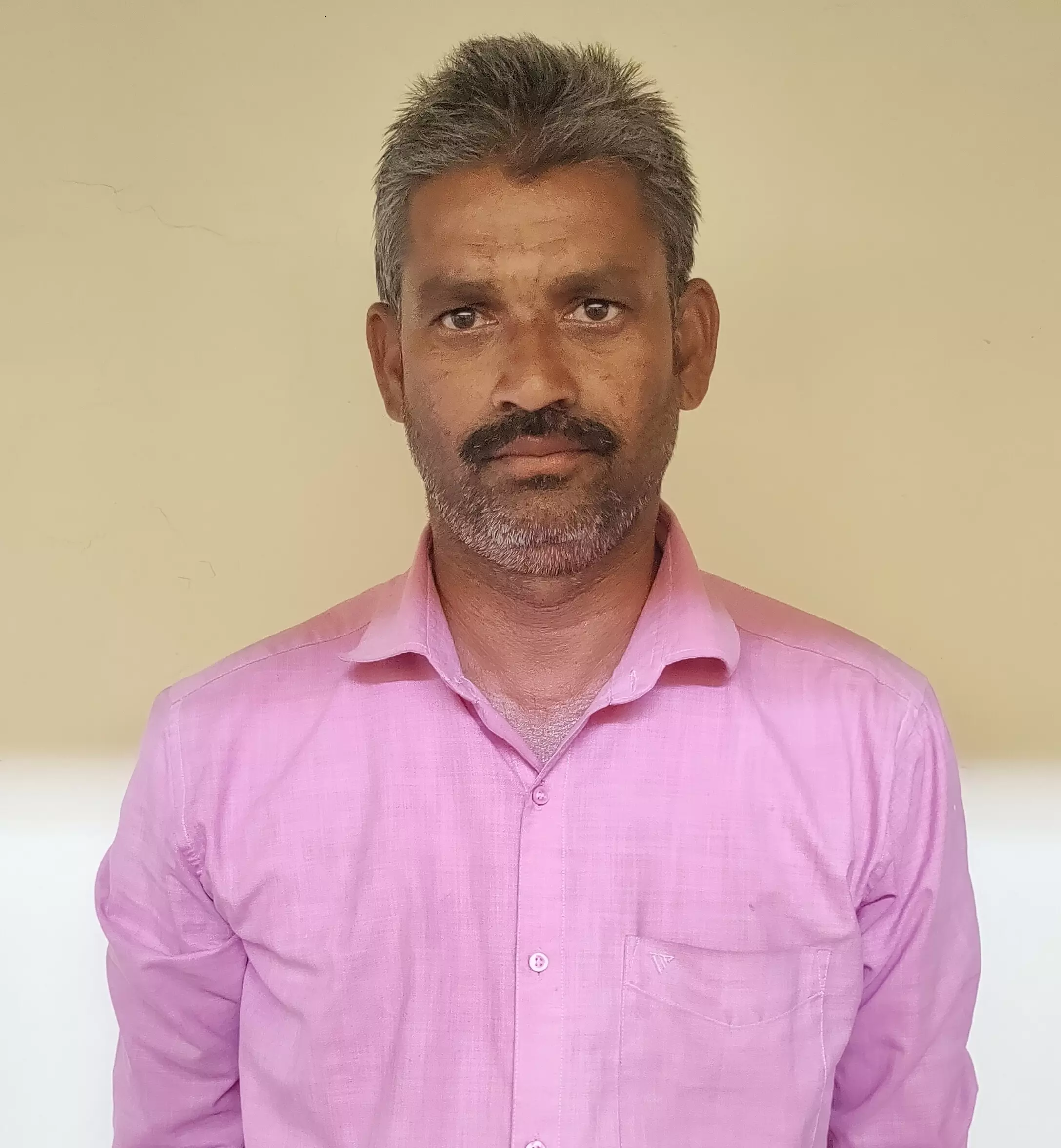 மனைவியை தாக்கி கொலை மிரட்டல் விடுத்த கொத்தனார் கைது மனைவியை தாக்கி கொலை மிரட்டல் விடுத்த கொத்தனார் கைது