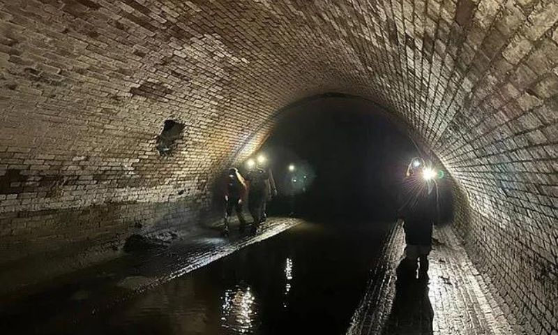 Empat penumpang tewas dalam banjir bandang saat menyaring limbah bawah tanah di Moskow