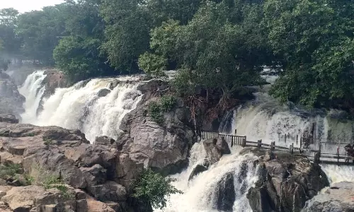 ஒகேனக்கல்லுக்கு நீர்வரத்து 16 ஆயிரம் கனஅடியாக அதிகரிப்பு: பரிசல் இயக்க 6-வது நாளாக தடைவிதிப்பு