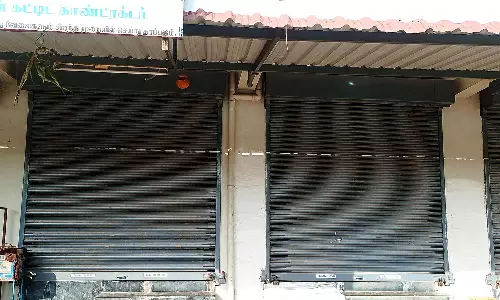 அந்தியூர் பகுதியில் அடுத்தடுத்து 6 கடைகளின் பூட்டை உடைத்து பணம் கொள்ளை