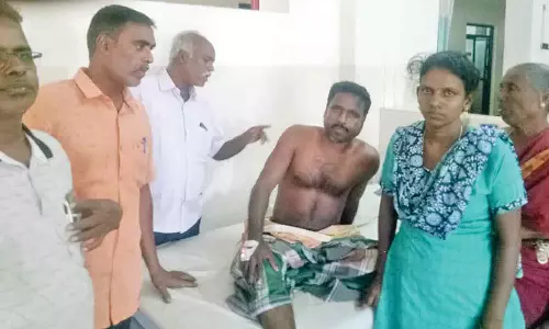 காயமடைந்து சிகிச்சை பெறுபவர்களை நிர்வாகத்தினர் கண்டு கொள்ளவில்லை.