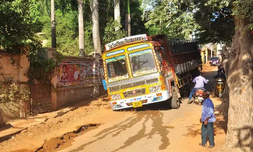 நாகர்.கணேசபுரம் சாலையில் பைப் லைனுக்காக தோண்டப்பட்ட பள்ளத்தில் சிக்கிய டாரஸ் லாரி