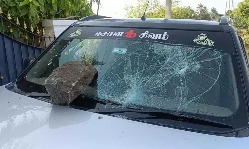 வீட்டின் முன்பு நிறுத்தப்பட்டிருந்த இந்து அமைப்பு நிர்வாகியின் கார் உடைப்பு- 4 பேரூக்கு வலைவீச்சு