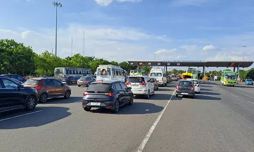 விக்கிரவாண்டி டோல்கேட்டில் வாகனங்கள் அணிவகுப்பால் போக்குவரத்து நெரிசல்