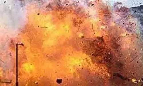 மாணவர்கள் மோதலில் கல்லூரிக்குள் நாட்டு வெடிகுண்டு வீச்சு