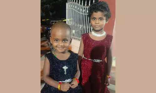 2 பெண் குழந்தைகளை நடுரோட்டில் தவிக்க விட்டு சென்ற தாய்- போலீசார் தீவிர விசாரணை