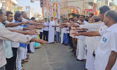 80-வது பிறந்தநாள் விழா - ராஜீவ்காந்தி சிலைக்கு ராஜேஷ்குமார் எம்.எல்.ஏ. மாலை