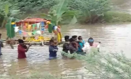 இறந்தவர் உடலை ஆற்று தண்ணீரில் தூக்கிச் செல்லும் அவலம்