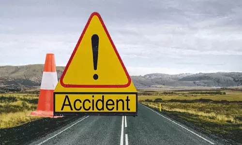 தள்ளுவண்டி மீது சொகுசு கார் மோதியது