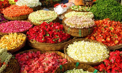 நாமக்கல் பூ மார்க்கெட்டில் பூக்கள் விலை கிடுகிடு உயர்வு