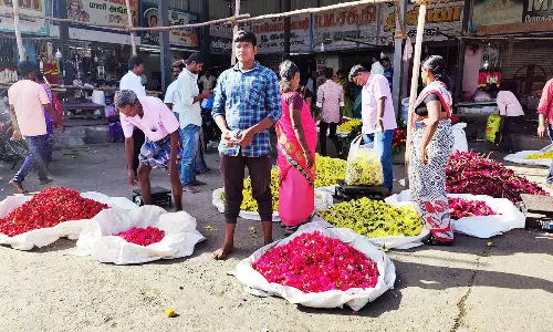 தருமபுரி மாவட்டத்தில் பூக்களின் விலை உயர்வு