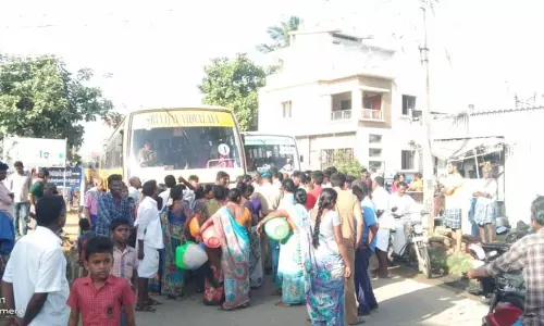 குடிநீர் கேட்டு காலி சாலை மறியல்