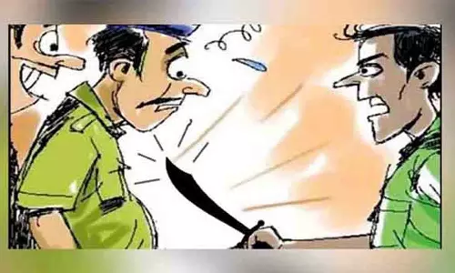 அவினாசியில் நள்ளிரவில் பரபரப்பு - கத்தியை காட்டி மிரட்டி தொழிலாளியிடம் பணம் பறிப்பு