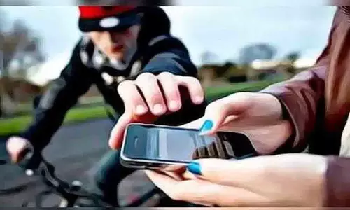 அவினாசி -  சேவூர் ரோட்டில் நடந்து சென்ற பெண்ணிடம் செல்போன் பறிப்பு