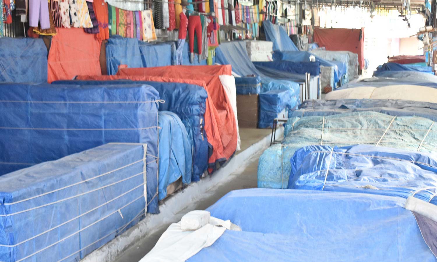 ஈரோடு ஜவுளி சந்தை இன்று அடைப்பு- அமைச்சரை சந்தித்து பேச்சுவார்த்தை நடத்த முடிவு